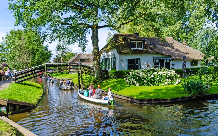 Giethoorn, Niederlande: Blick auf das berühmte Dorf Giethoorn mit Kanälen und rustikalen Strohdachhäusern. Die schönen Häuser und die Gartenstadt sind als 