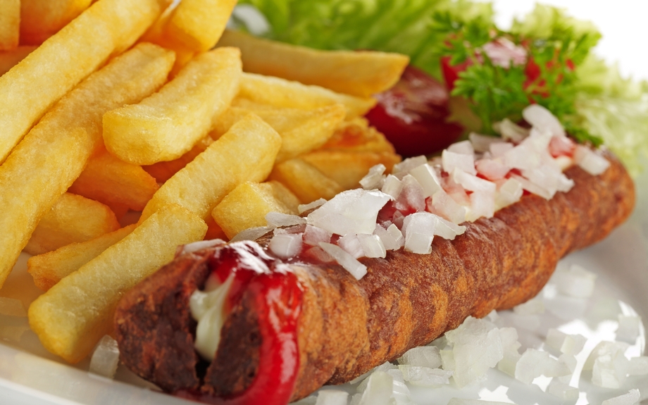 Frikandel Spezial mit Pommes frites