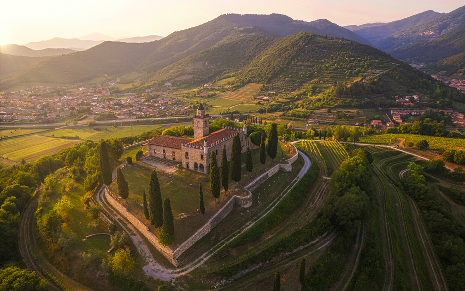 Luftaufnahme der Landschaft von Franciacorta in der Lombardei
