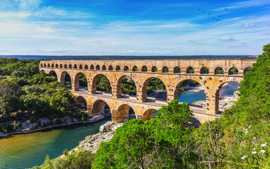 Dreistufiger Aquädukt Pont du Gard und Naturpark
