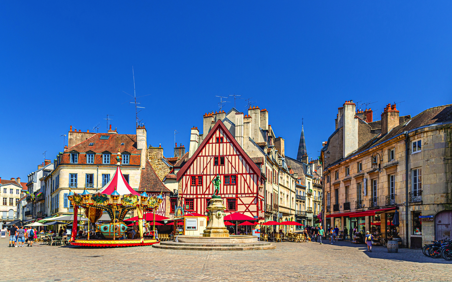 historisches Zentrum auf dem Place La Fontaine Francois Rude in der Altstadt von Dijon