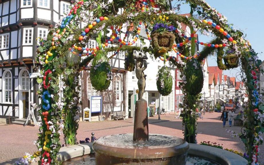 Österlich geschmückter Marktbrunnen in Bad Wildungen