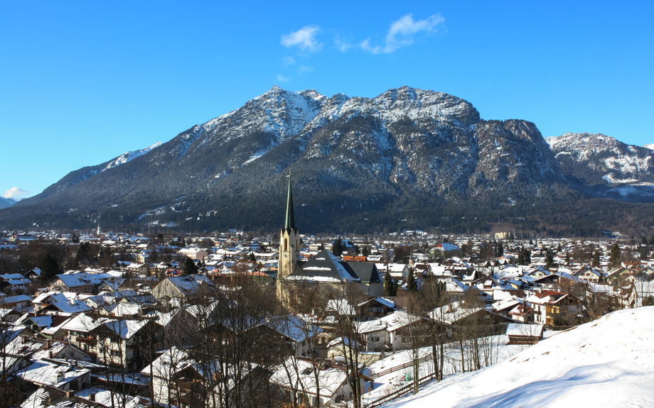 Garmisch-Partenkirchen – Partenkirchener Ortsansicht im Winter
