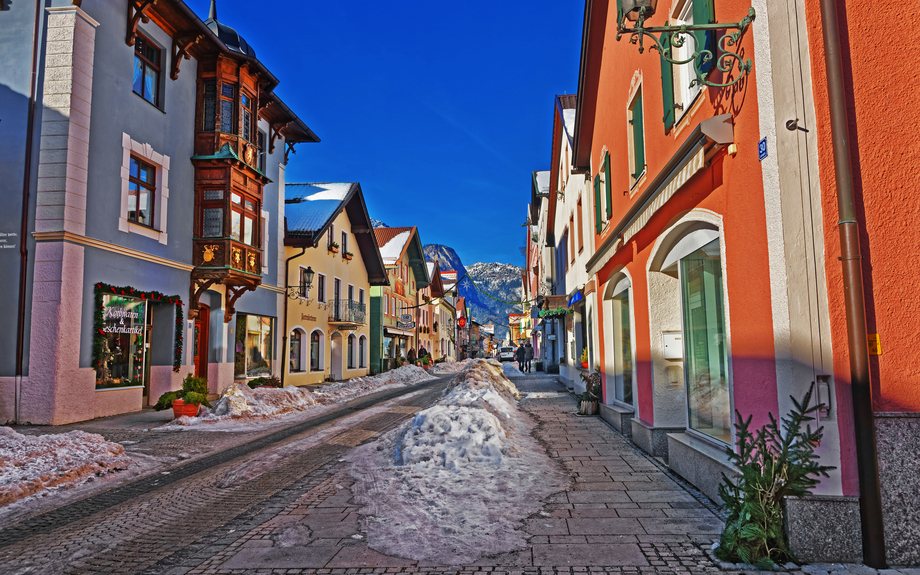 historische Gebäude in der Altstadt von Garmisch-Partenkirchen zur Winterzeit