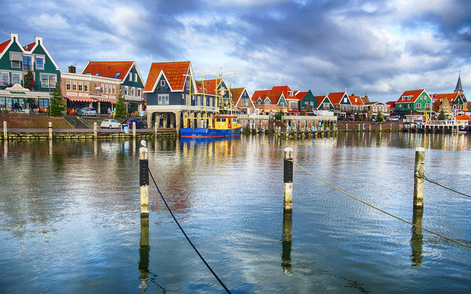 Yachthafen und Uferpromenade von Volendam