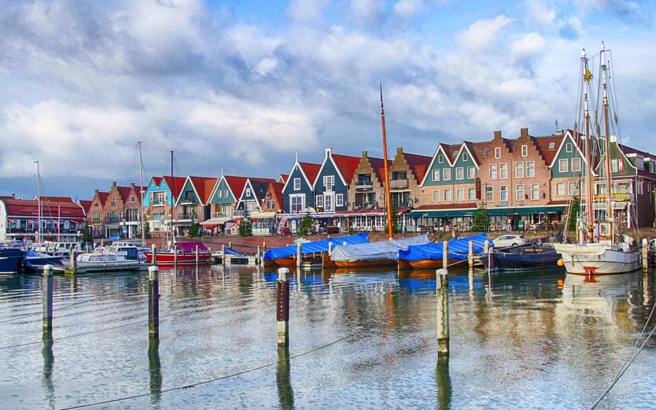 Yachthafen und Uferpromenade von Volendam
