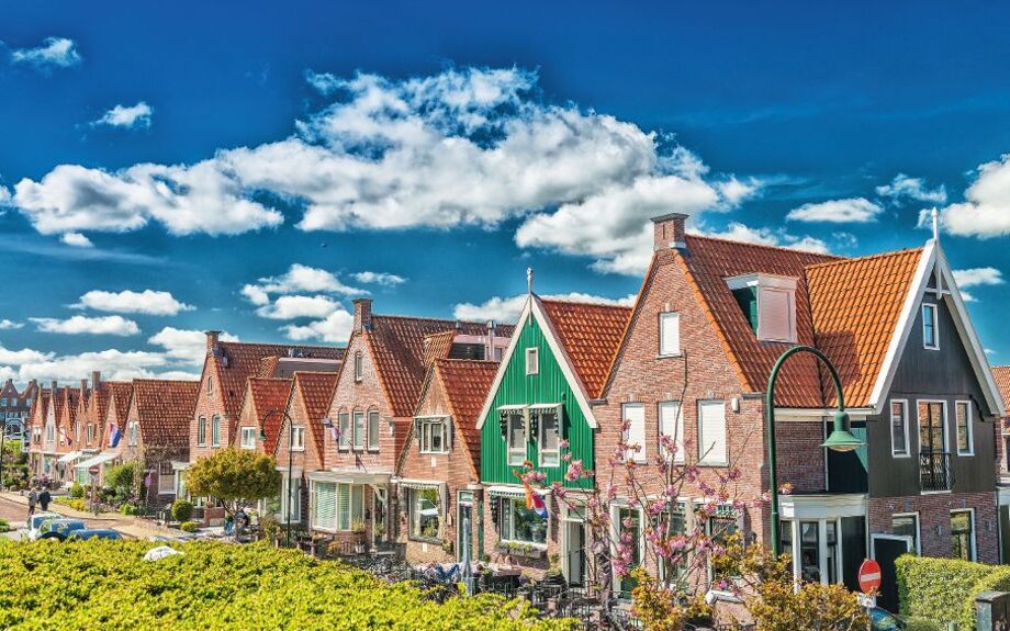 Volendam,Niederlande. Klassische Häuser entlang Stadtstraße ausgerichtet