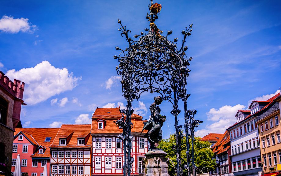 Marktplatz mit dem Wahrzeichen Gänseliesel-Brunnen in Göttingen