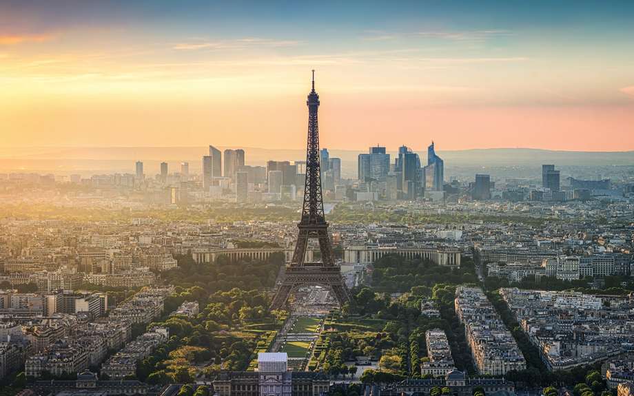 Paris Skyline mit Eiffelturm und La Defense bei Sonnenuntergang