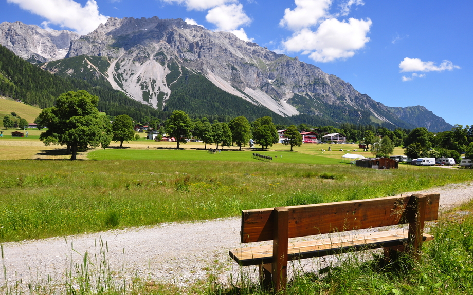 Bank mit Blick zum Dachstein