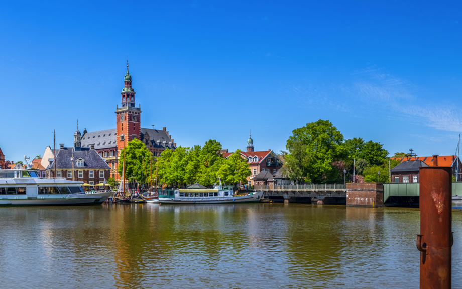 Rathaus und Lutherkirche in Leer