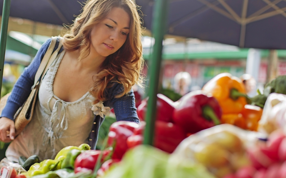 Junge Frau auf dem Markt