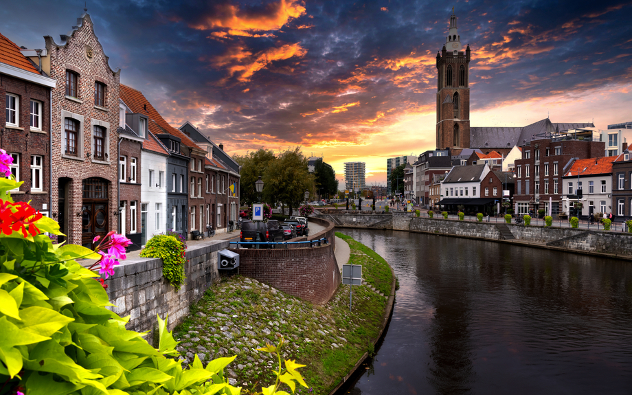 Roermond mit Fluss Maas bei Sonnenuntergang