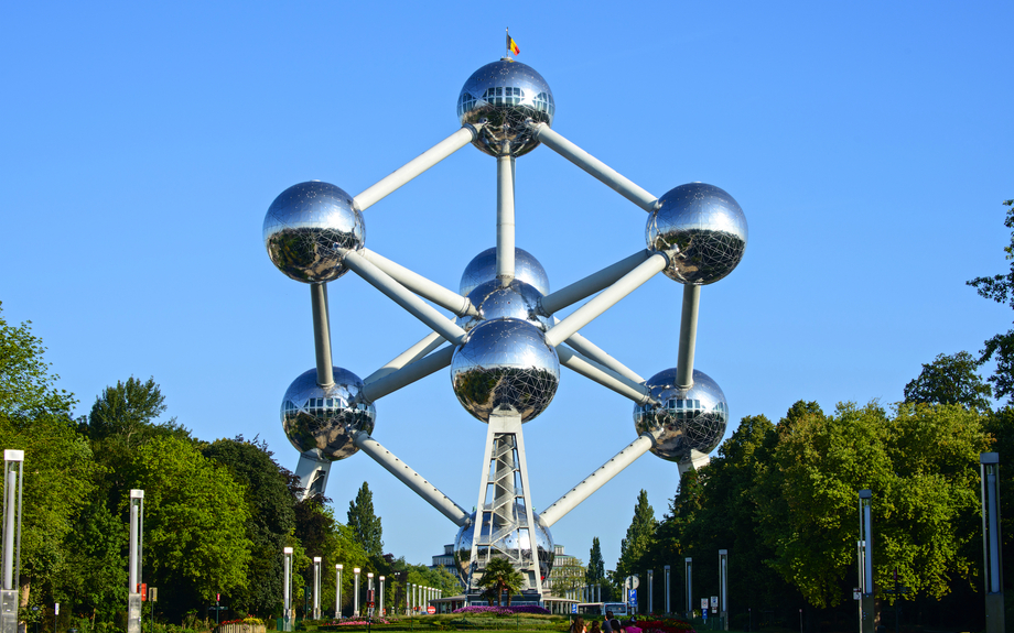Atomium, stark vergrößerte kubische Zelle des Kristallmodells des Eisens 