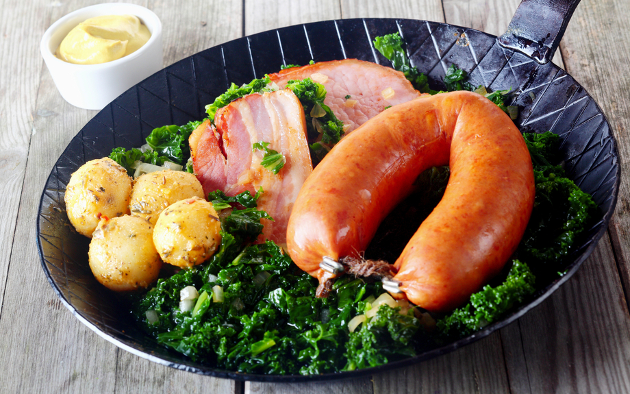 Gekochte Kartoffeln,Kassler und Wurst auf Grünkohl