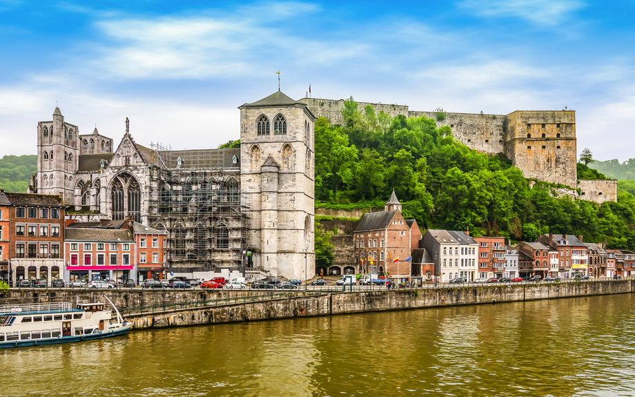 Panoramablick auf die Flusslandschaft von Huy in Wallonien, Belgien