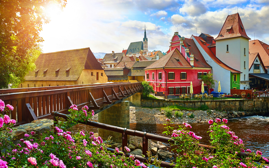 Holzbrücke über den Fluss Moldau in Krumau