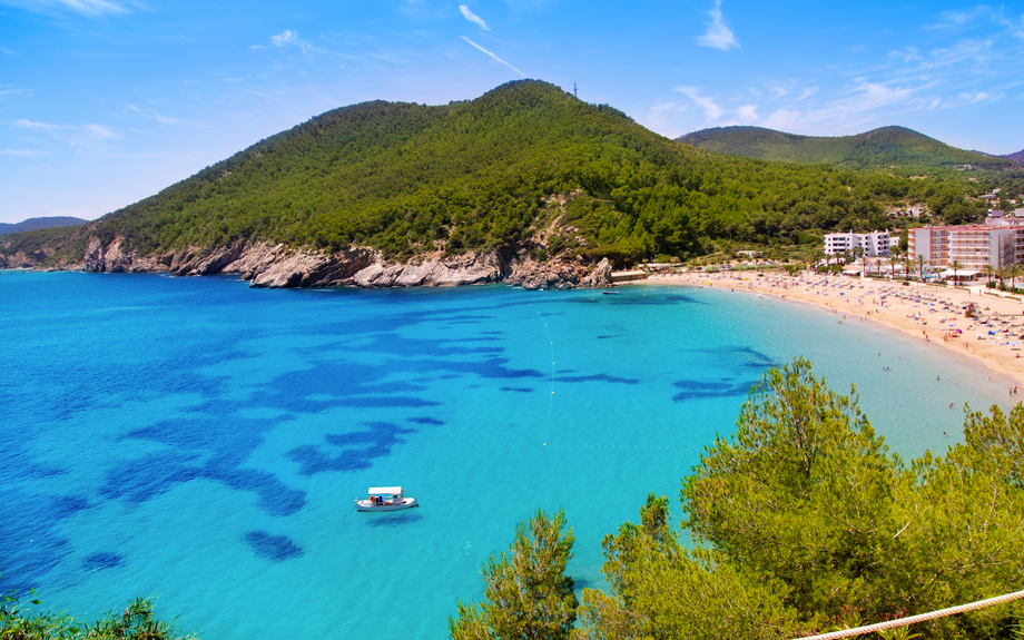 der Badeort Cala de Sant Vicent auf der spanischen Insel Ibiza
