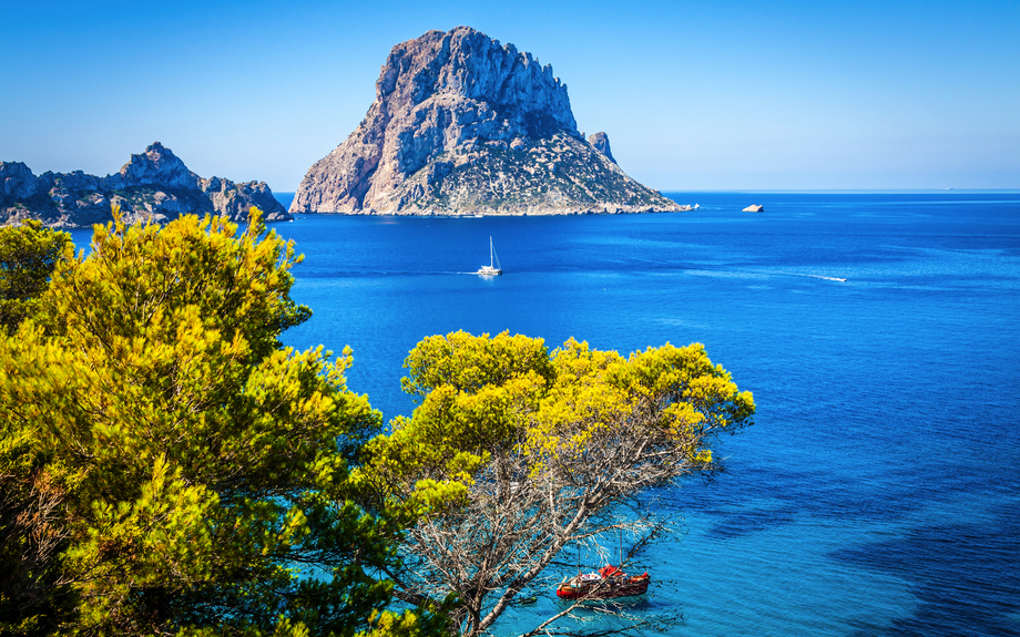 Blick von Cala d?Hort auf die Felseninsel Es Vedrà