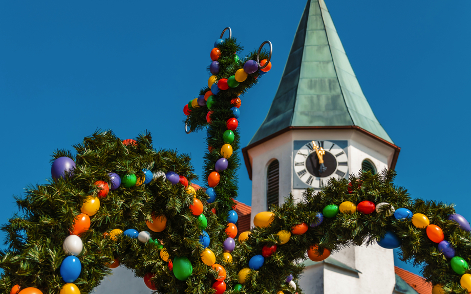 Kirchturm mit Osterbrunnen