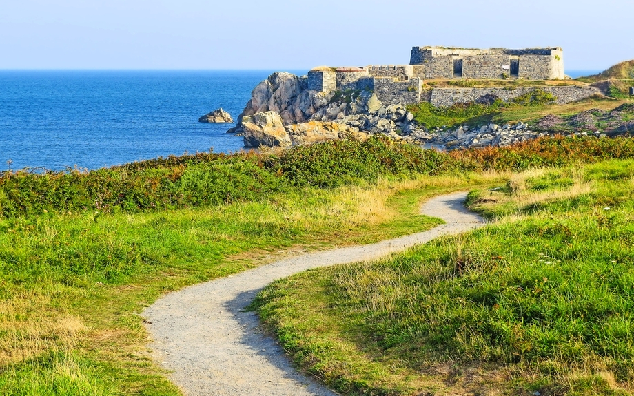 Küstenstraße auf der Insel Guernsey