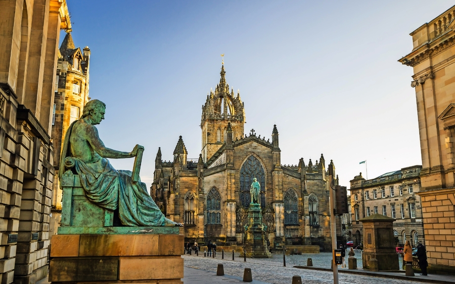 Straßenansicht der historischen Royal Mile, Edinburgh