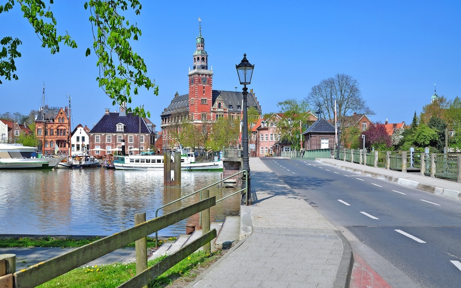 Blick auf die Alte Waage und das Rathaus in Leer in Ostfriesland,Niedersachsen,Deutschland