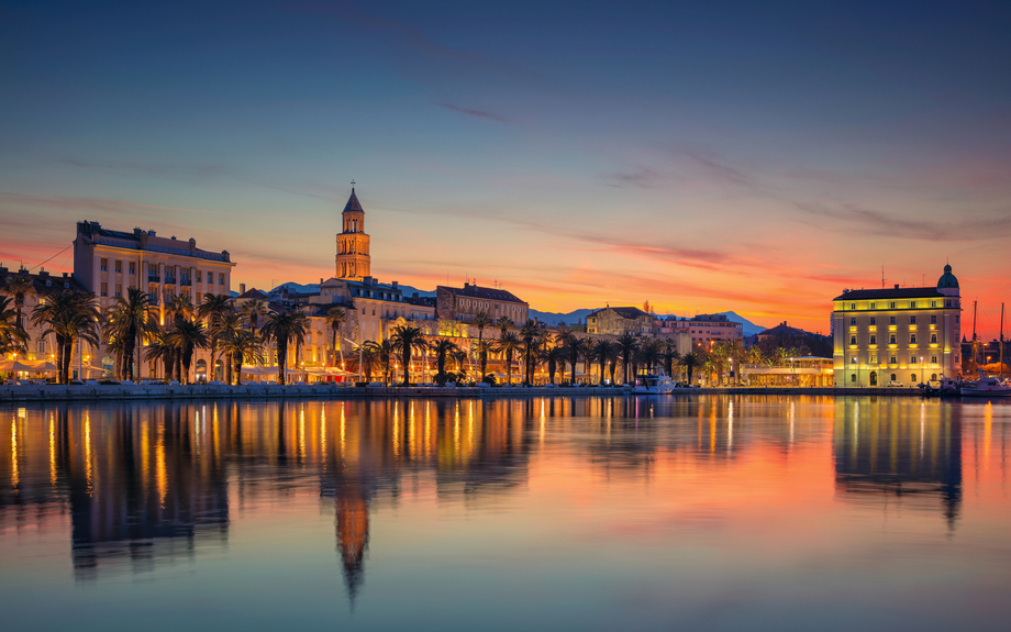 farbenfrohes Abendbild der Stadt Split
