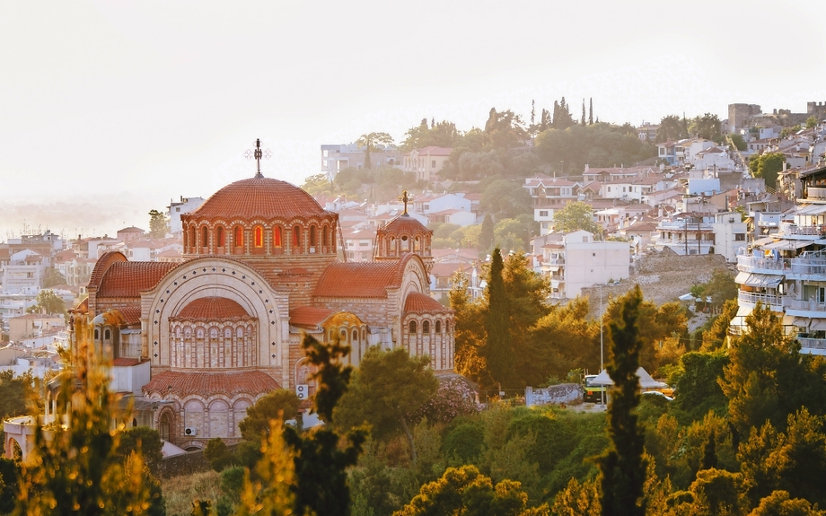 Blick auf die Kirche St. Paul und Thessaloniki Stadt bei Sonnenuntergang, Griechenland