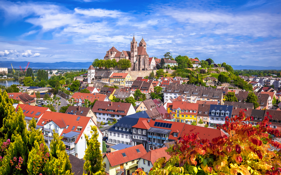 Blick auf die historische Stadt Breisach mit Dom