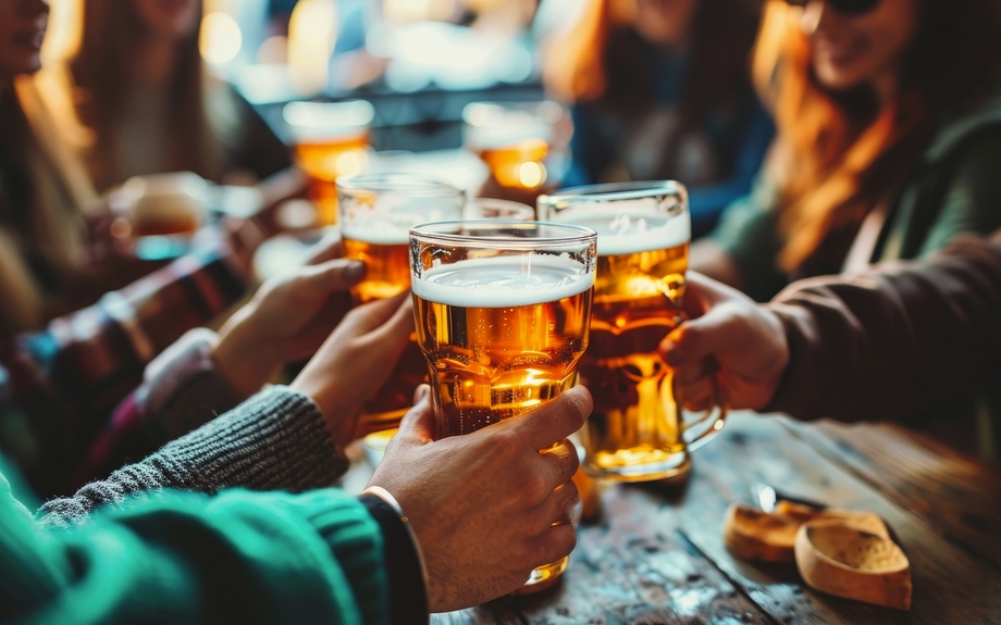 Gruppe von Leuten, die Bier in Brauerei trinkt