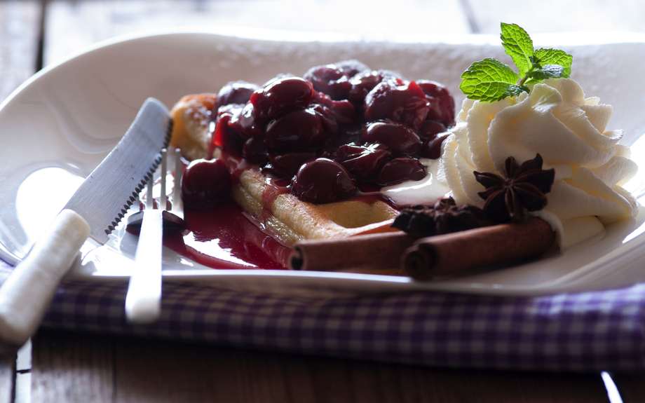 Waffeln mit Sahne und Kirschen