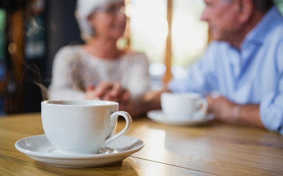 Close-up of Kaffeetasse auf Tisch