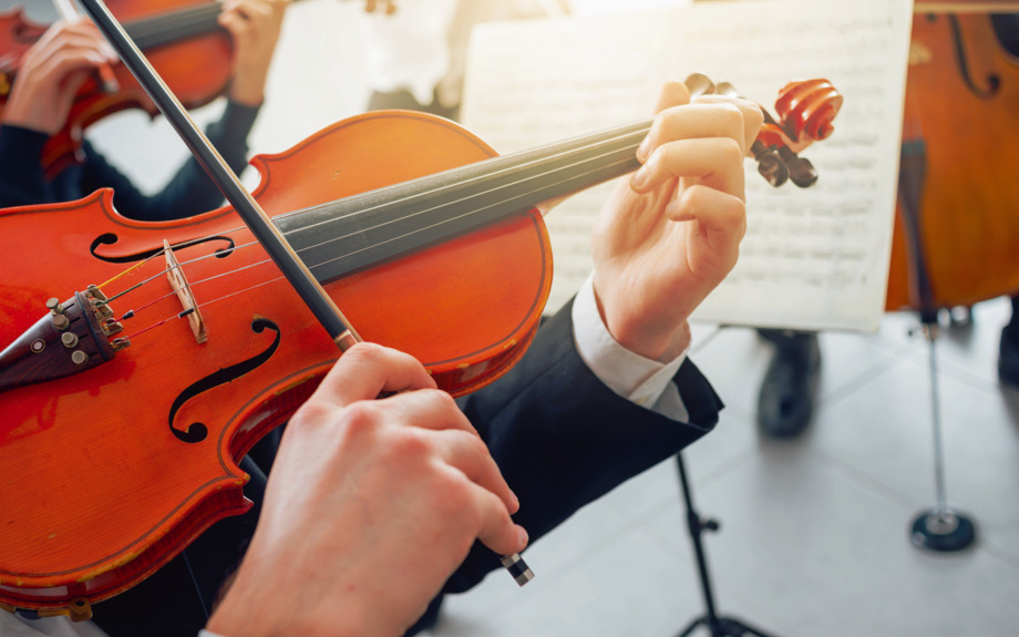 Violinist mit Musikblatt