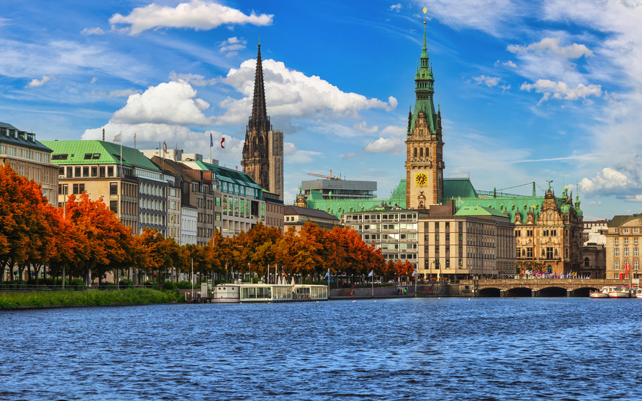 Hamburg, Deutschland: Stadtpanorama an der Alster zur Zeit des Herbstlaubs