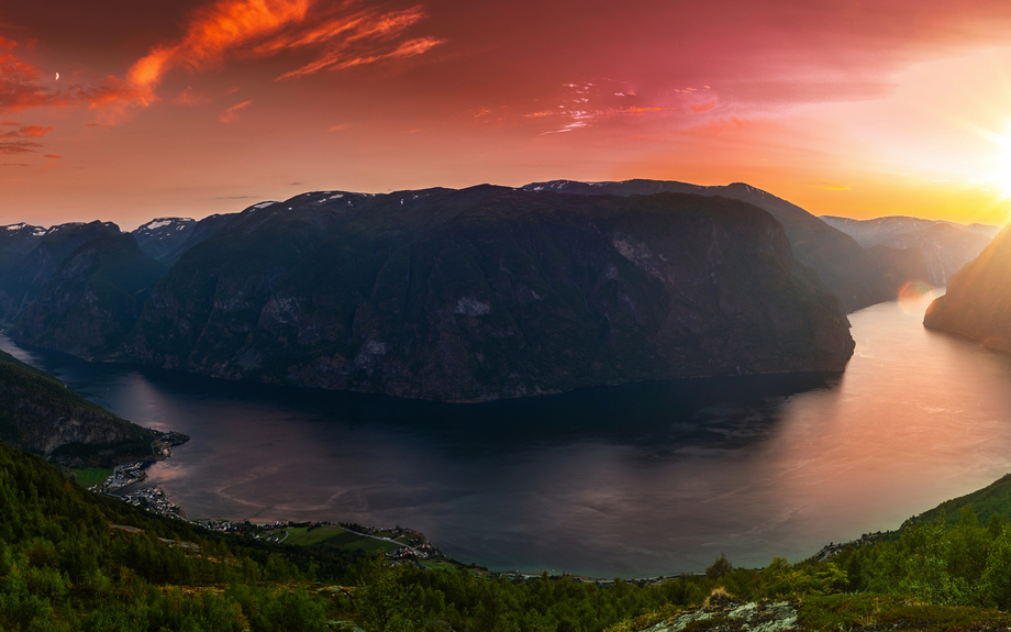 Panoramablick auf den Aurlandsfjord in Norwegen bei Sonnenuntergang