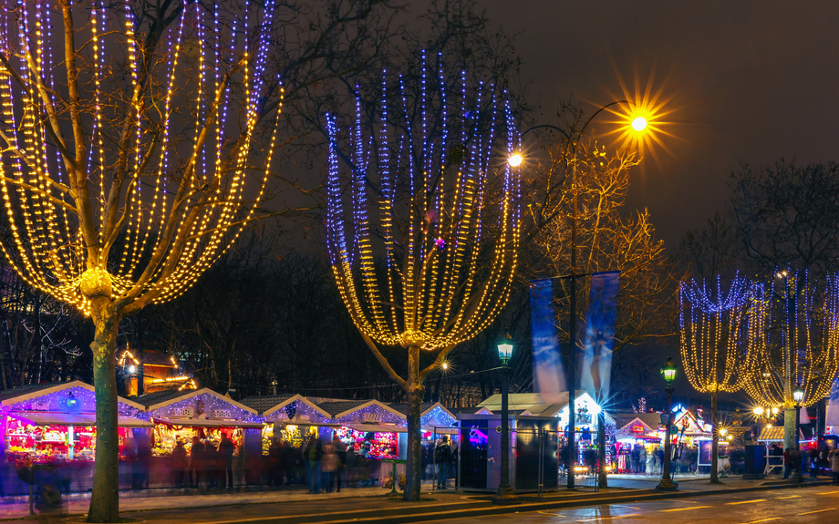 Weihnachtsmarkt auf den Champs-Élysées in Paris bei Nacht