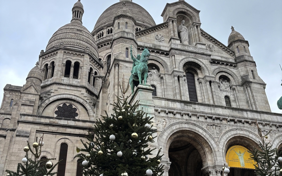 Sacré Coeur mit Weihnachtsbäumen
