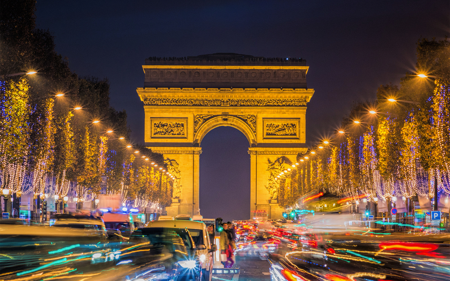 Avenue des Champs-Elysees mit Weihnachtsbeleuchtung, die zum Arc de Triomphe in Paris hinführt