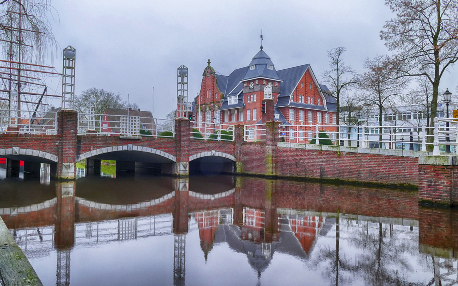 Brücke und Rathaus am Hauptkanal in Papenburg