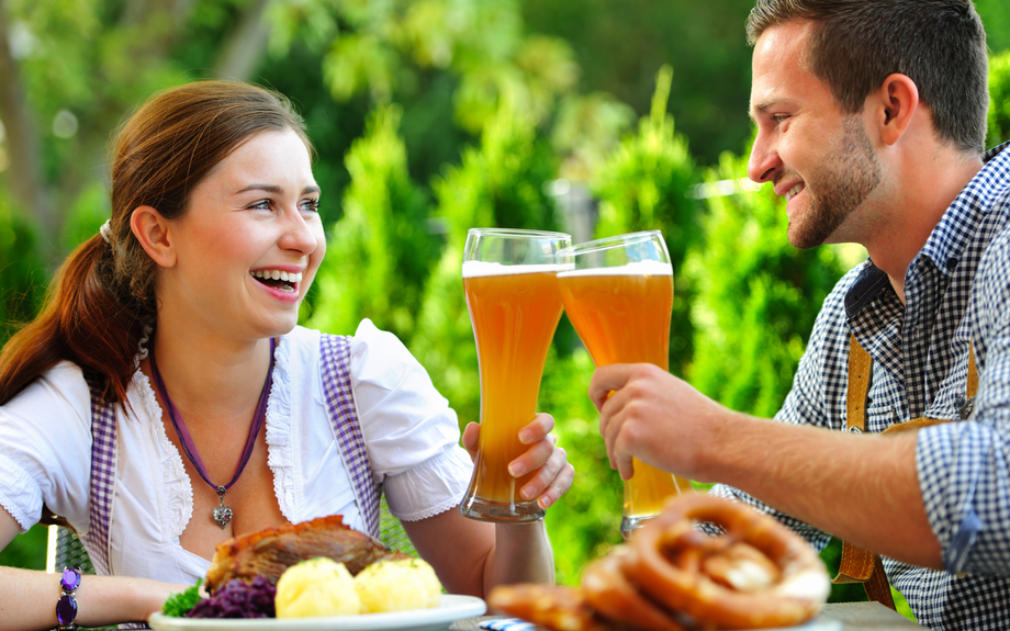Paar im Biergarten in Bayern