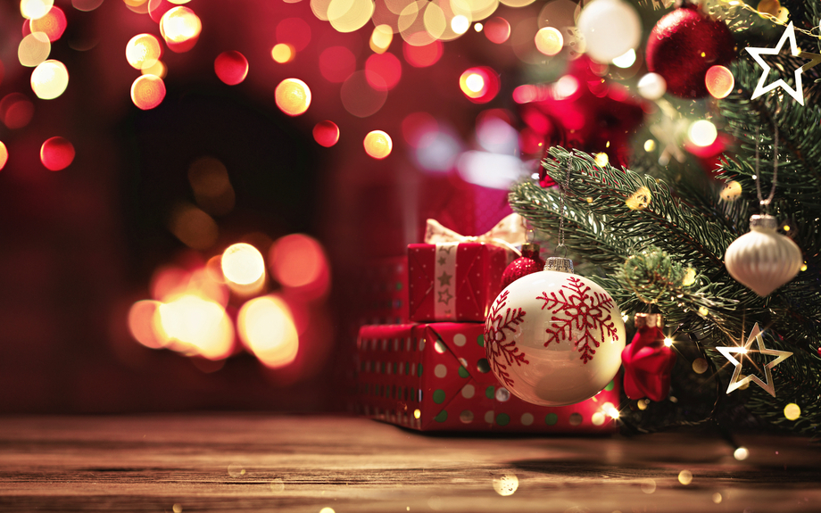 Weihnachtsbaum mit Dekorationen