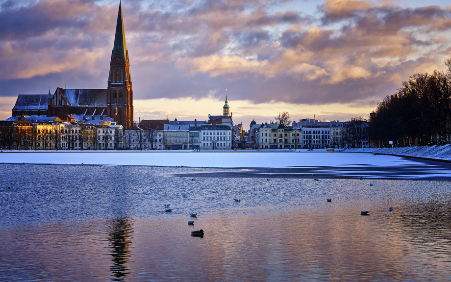 zugefrorener Pfaffenteich in Schwerin, Deutschland