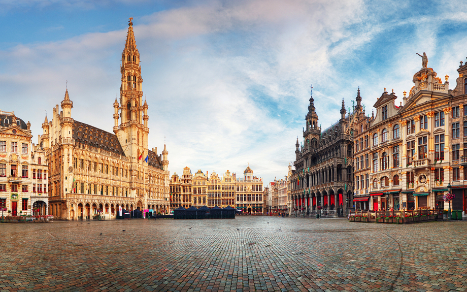 Brüssel - Panorama des Grand Place bei Sonnenaufgang
