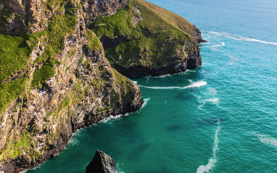 Klippen in der Nähe von Bedruthan Steps in Cornwall, Vereinigtes Königreich