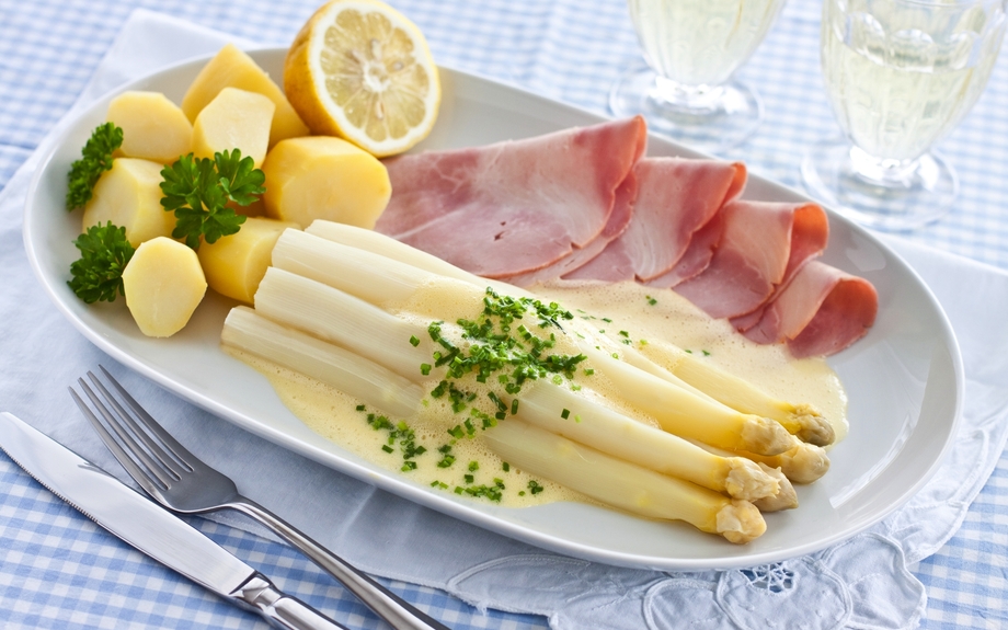 Spargel mit Sauce Hollandaise, Kartoffeln und Schinken