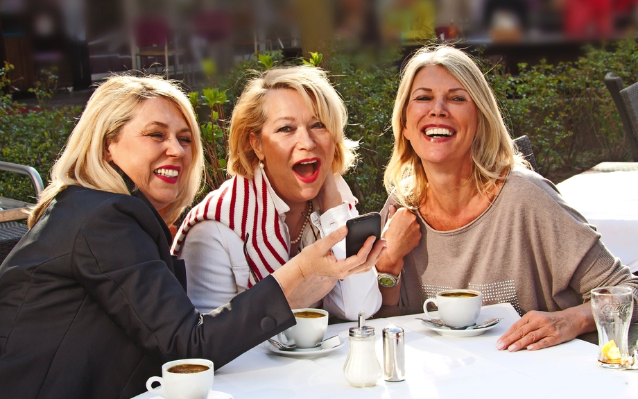 Freundinnen in der Stadt Kaffee trinken