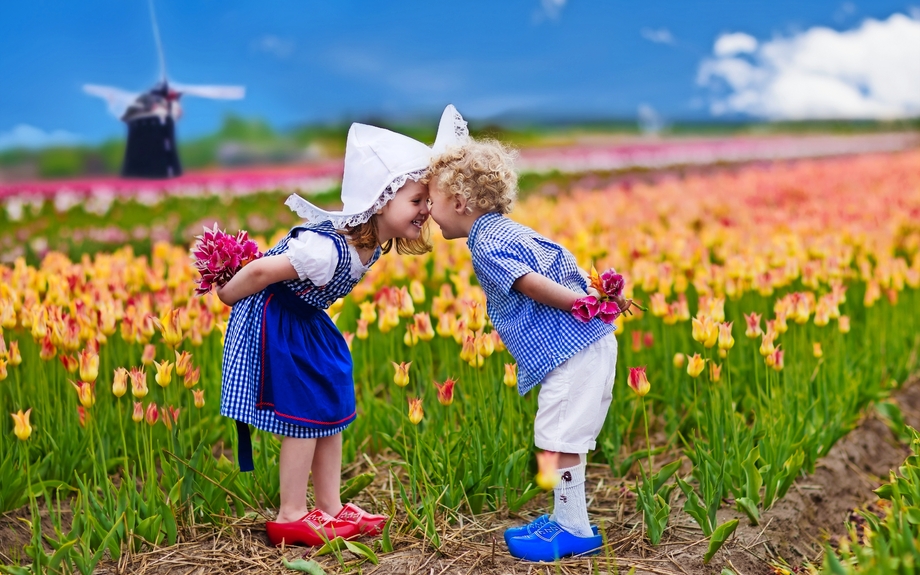 Niederländische Kinder in Tulpenfeld