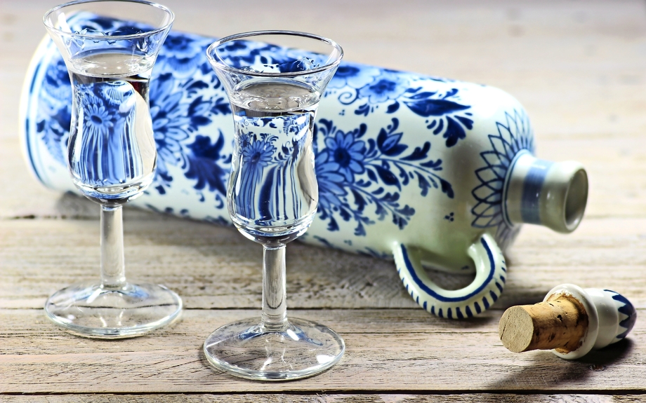 Genever in traditionellen Gläsern mit original Flasche im klassischen Delfter Blau