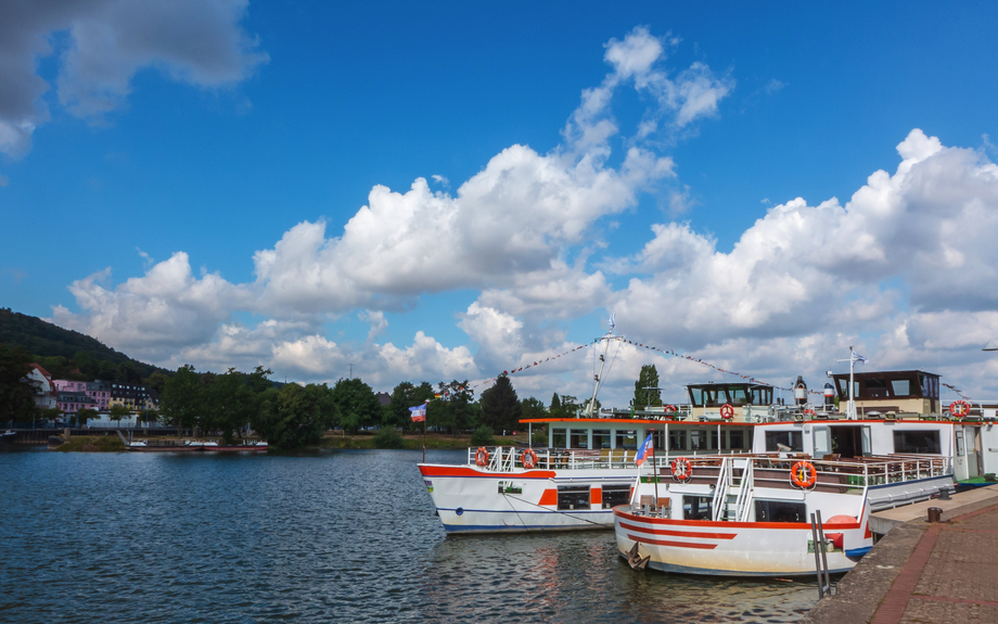 Ausflugsschiffe an der Weser bei Hameln